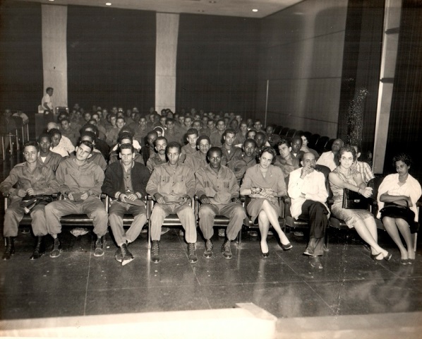 Foto de Pérez de la Riva, con su inseparable pipa, en la conferencia del historiador Manuel Moreno Fraginals, 26 de marzo de 1962. Foto Cooperativa Fotográfica. Colección especial de fotografías BNJM. 